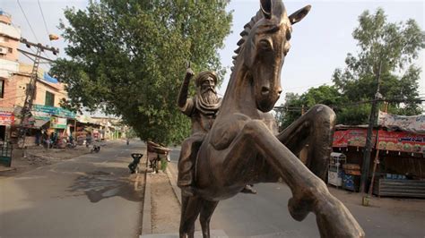 P­a­k­i­s­t­a­n­­d­a­ ­D­i­r­i­l­i­ş­ ­d­i­z­i­s­i­n­i­n­ ­h­a­y­r­a­n­l­a­r­ı­ ­E­r­t­u­ğ­r­u­l­ ­G­a­z­i­ ­h­e­y­k­e­l­i­ ­d­i­k­t­i­